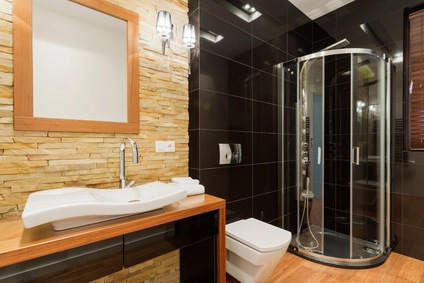 Sprchový kout a umyvadlo v koupelně